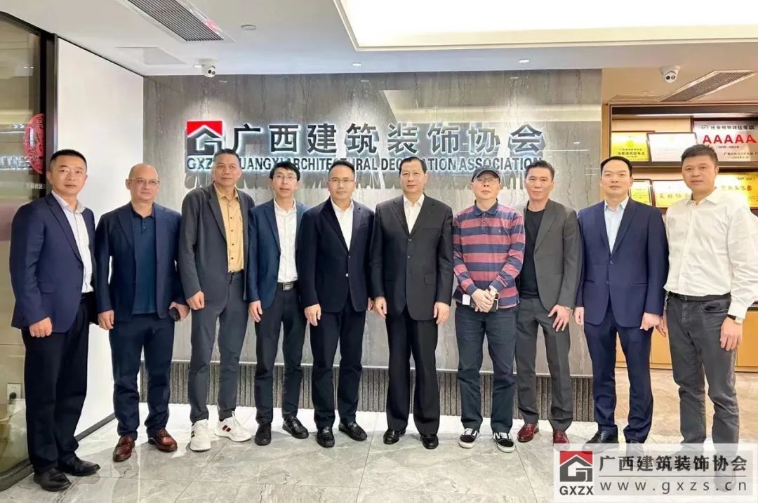 参会嘉宾合影右:广西建筑装饰协会秘书长 谭谦左:广西三源装饰工程